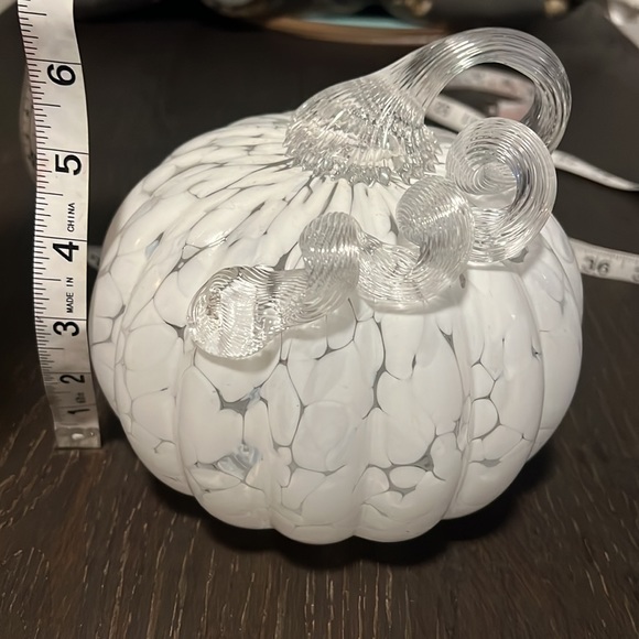 White glass pumpkin - Picture 3 of 3